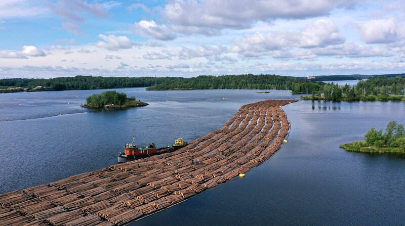Das Holzfloß am Ziel der Reise, die Zellstofffabrik in Lappeenranta. – Bild: 3sat