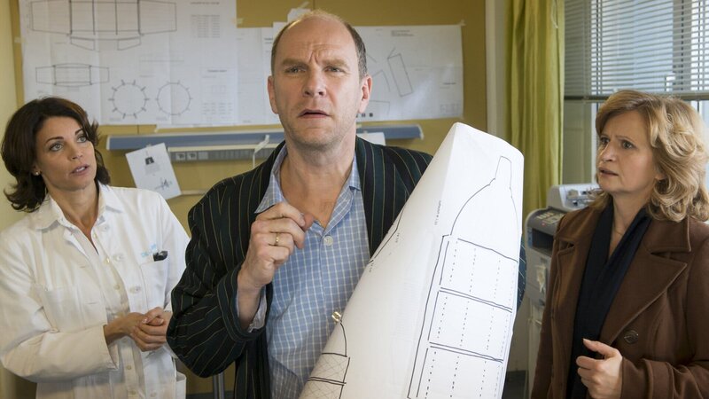 Selbst im Elbkrankenhaus lässt sich Thomsen (Götz Schubert, M.) weder von Dr. Jasmin Jonas (Gerit Kling, l.) noch von seiner Frau (Johanna Gastdorf, r.) davon abbringen, weiter an seinen verrückten Plänen zu arbeiten. – Bild: ZDF
