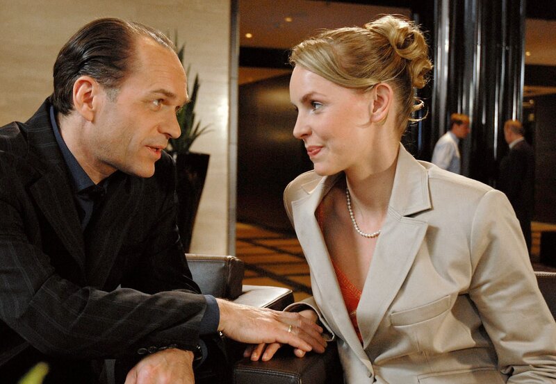 Klaus Mertens trifft seine Geliebte Alexa Hendriks im Hotel und teilt ihr mit, dass ihn seine Frau aus dem Haus geworfen hat. – Bild: BR/​ARD/​Christa Köfer