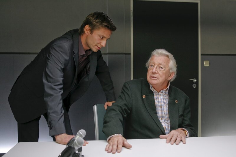 Kommissar Sven Hansen (Igor Jeftic, l.) zweifelt am Alibi des Weinhändlers Harry Norden (Dieter Thomas Heck, r.). – Bild: ZDF
