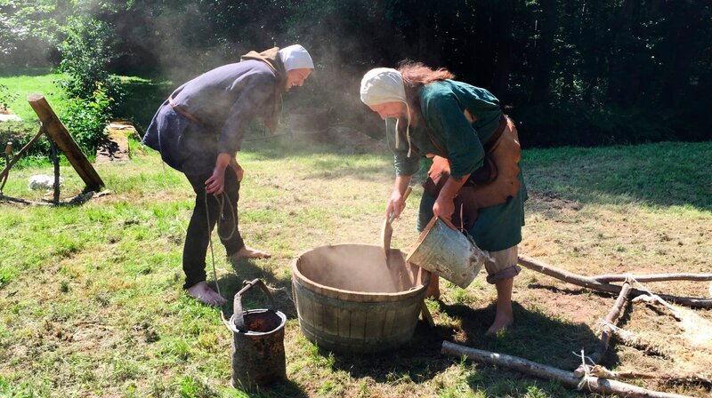 Die Gerber im späten Mittelalter waren nicht sonderlich beliebt. Florian Weber (links) hilft Gerber Olaf Ferner bei seiner stinkenden Arbeit. – Bild: SWR/​Medienkontor