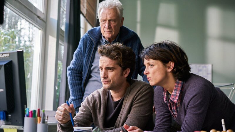 Eine Zeugin will einen Toten im Gartenteich der Kiplings gefunden haben. Doch als die Polizei erscheint, ist die Leiche verschwunden. Bringt die Webcam des Nachbarn Theo Clüver (Robert Atzorn, l.), Hinnerk Feldmann (Oliver Wnuk, M.) und Ina Behrendsen (Julia Brendler, r.) auf die richtige Spur? – Bild: ZDF