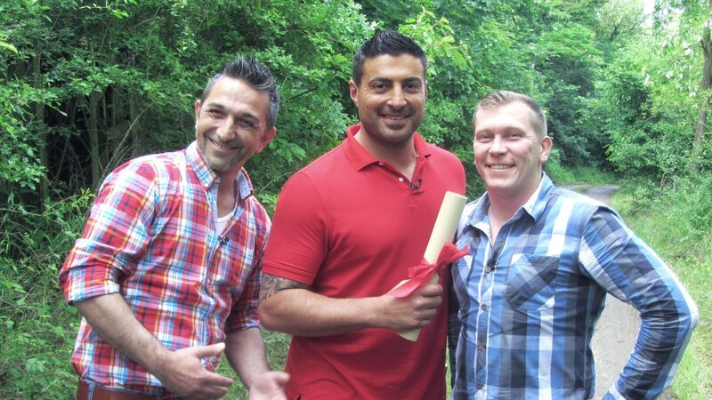 v.li. Mauro Corradino, Sükrü Pehlivan und Otto Schulte wollten mit geballter Manpower Ernest und Carmen helfen den Trödel loszuwerden … – Bild: RTL II