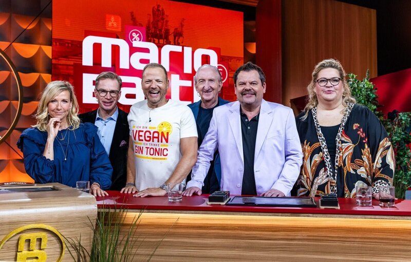 (v.l.) Andrea Kiewel, Reiner Holznagel, Gastgeber Mario Barth, Mike Krüger, Ingo Appelt, Ilka Bessin +++ Die Verwendung des sendungsbezogenen Materials ist nur mit dem Hinweis und Verlinkung auf RTL+ gestattet. +++ – Bild: RTL