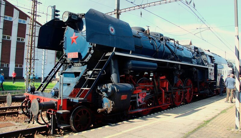 Dampflok 498.104“Albatros“ kurz nach dem Grenzübertritt in die Slowakei. – Bild: SWR/​Wolfgang Drichelt