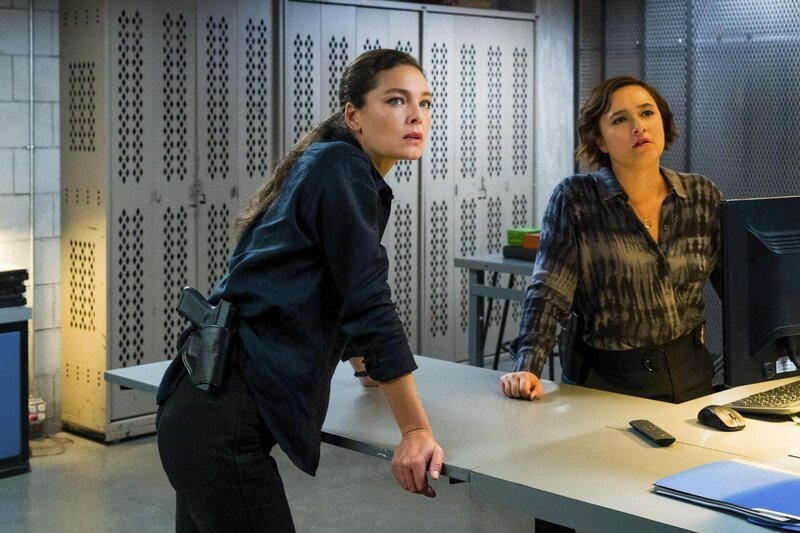 L-R: Alexa Davalos als Special Agent Kristin Gaines und Keisha Castle-Hughes als Special Agent Hana Gibson – Bild: CBS Broadcasting Inc.