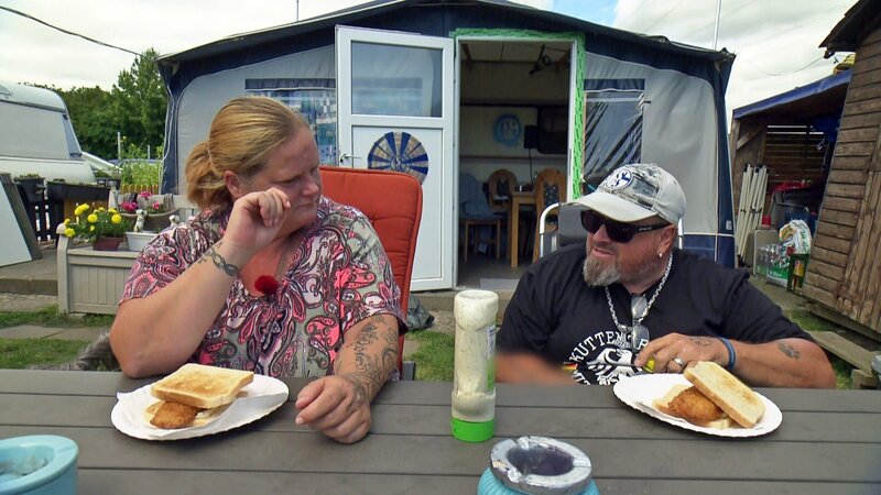 Tanja (46) und Willy (63) sind weiterhin auf ihrem Campingstellplatz bei Hamm-Uentrop. Und das soll sich erstmal auch nicht ändern. Grund dafür ist ihr 13 Jahre alter Tibet-Terrier Teddy. Ihr treuer Wegbegleiter ist krank und es scheint, dass er sich nicht mehr erholt. – Bild: RTLZWEI