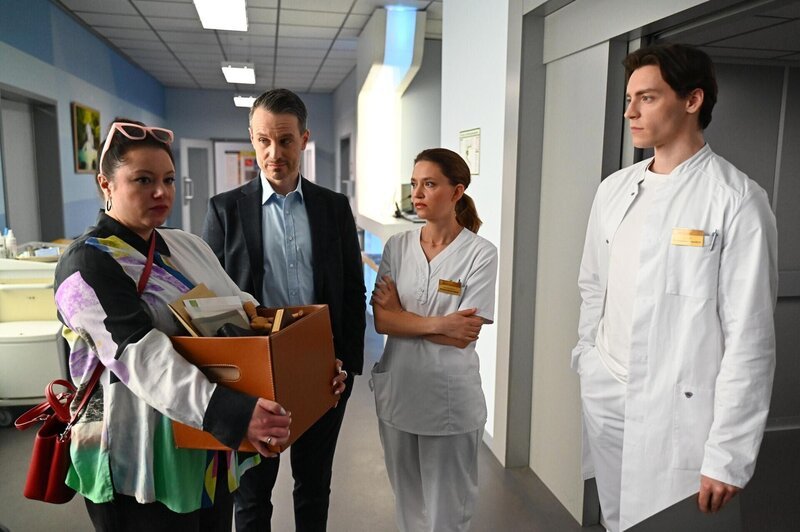 Kilian (Marc Dumitru, 2.v.r.) triumphiert über Vanessa (Julia Augustin, l.). Rechts Nathalie (Amrei Haardt) und Johannes (Maximilian Schneider) – Bild: RTL /​ Julia Feldhagen