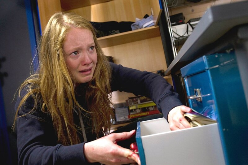 Verzweifelt durchsucht Julia (Leonie Benesch) das Zimmer ihres toten Mitschülers, um die Filme zu finden, die er von ihr gemacht hat. – Bild: SWR/​Alexander Kluge