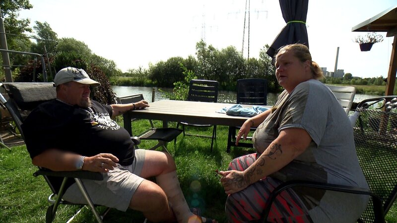 Willy und Tanja wiederum genießen die Ruhe auf dem Campingplatz, nachdem es zuletzt oft gekracht hat. – Bild: RTLZWEI, Madame Zheng Production