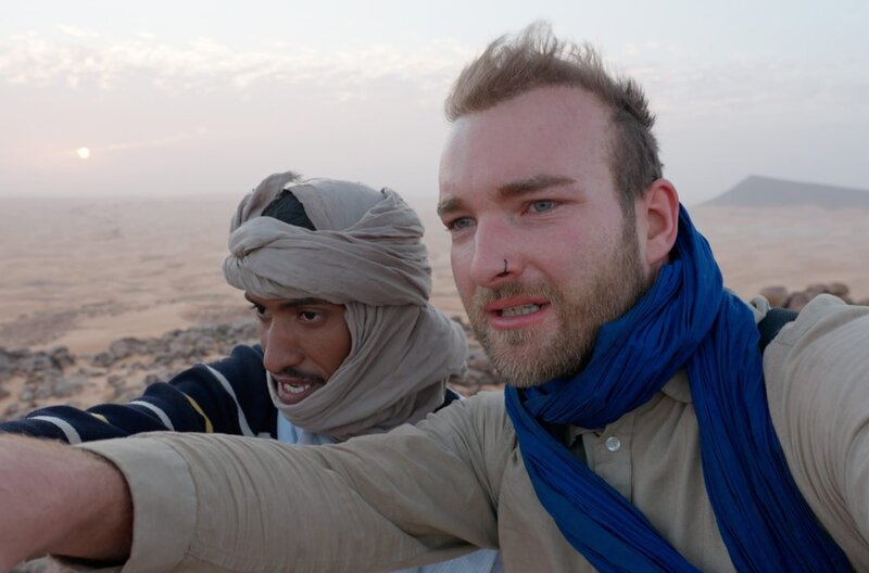 Samuel und sein Begleiter Mohamed haben den Anschluss an ihre Karawane verloren. – Bild: NDR/​Samuel Häde