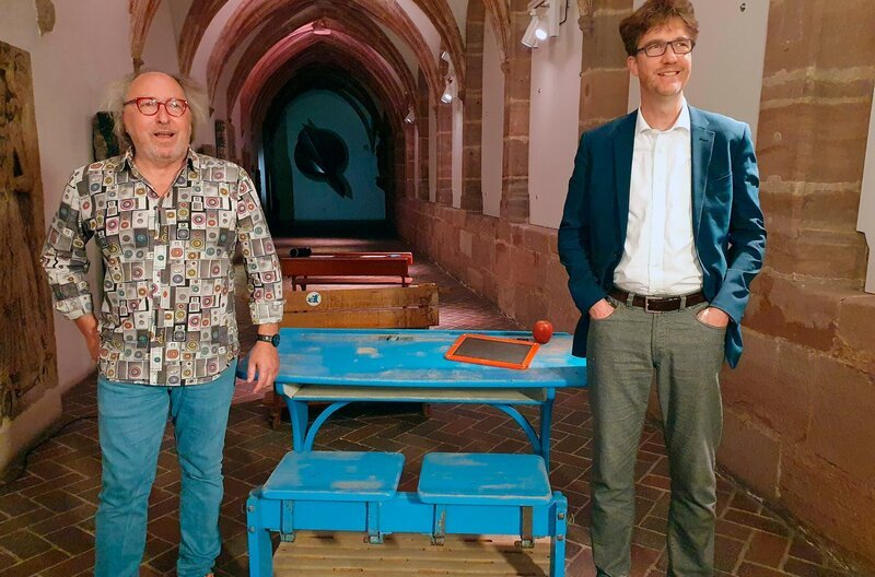 Kabarettist Urban Priol (links) mit dem Leiter des Nürnberger Schulmuseums Dr. Mathias Rösch. Weiteres Bildmaterial finden Sie unter www.br-foto.de. – Bild: BR/​south & browse GmbH/​Joachim Walther