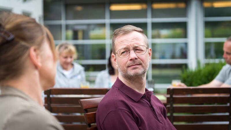 Kommissarin Katrin Börensen (Claudia Schmutzler) befragt Simon Steglitz (Kay Bartholomäus Schulze), der sich wegen eines Nervenzusammenbruchs auskuriert. Er hat beobachtet, wie Dr. Karani und Greta Brügemann Zärtlichkeiten ausgetauscht haben. Hatte Greta etwa ein Verhältnis mit ihrem zuständigen Arzt? – Bild: ZDF/​Meyerbroeker