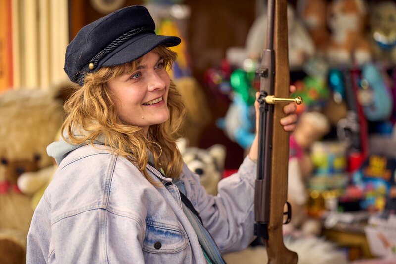 Lena (Anna Schimrigk) ist an ihrem Lieblingsort, dem Schießstand, und erzählt Nikita vom Co-Parenting-Vertrag. – Bild: ZDF