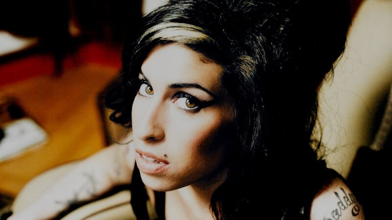 Ein letzter Blues: Auf den frühen Erfolg folgt der private Absturz. Mit 27 stirbt Amy Winehouse an einer Alkoholvergiftung. – Bild: 3DD Productions /​ ZDF