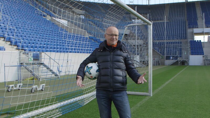 Wissenschaftsmoderator Karsten Schwanke im Tor des Bundesligisten TSG Hoffenheim. – Bild: BR/​Maximilian Schecker