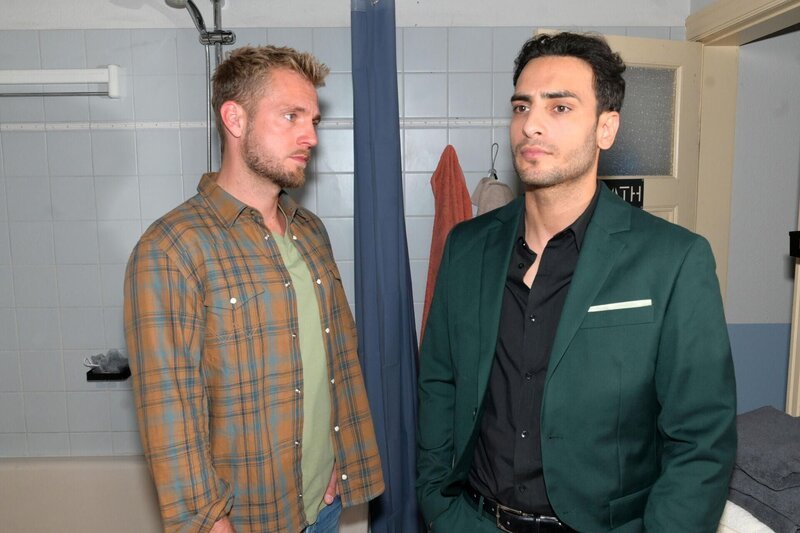 Paul (Niklas Osterloh, l.) merkt, dass Nihat (Timur Ülker) in Gedanken noch bei Lilly ist. – Bild: RTL /​ Rolf Baumgartner /​ Mit den falschen Waffen