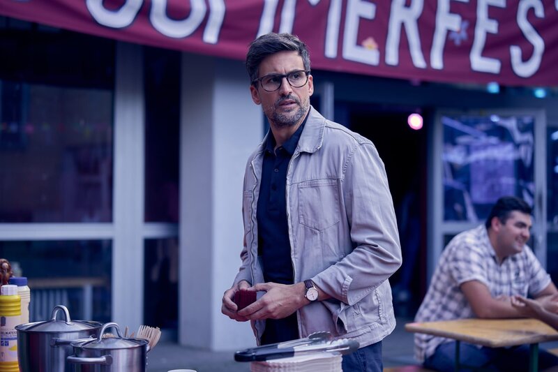 Schuldirektor Guideon Stöfgen (Tom Beck). – Bild: ZDF