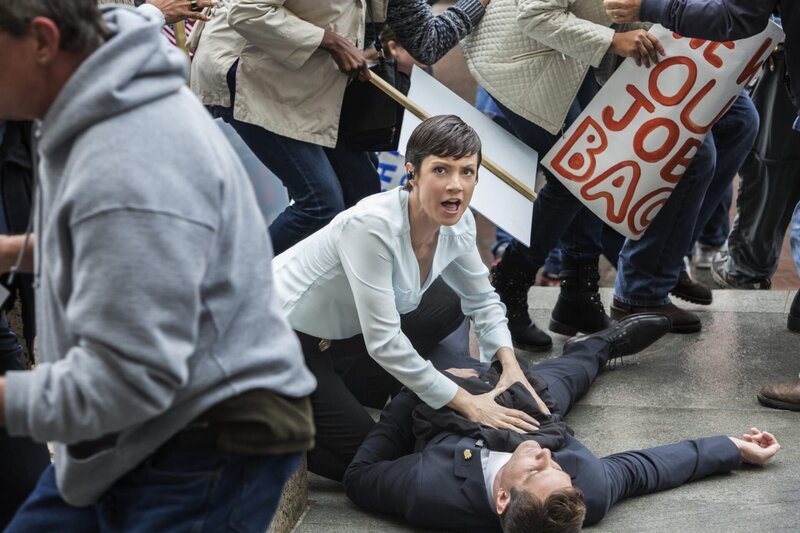 L-R: Meredith „Merri“ Brody (Zoe McLellan) und Austin Hackett (Jay Jablonski) – Bild: 2014 CBS Broadcasting Inc. All Rights Reserved. Lizenzbild frei