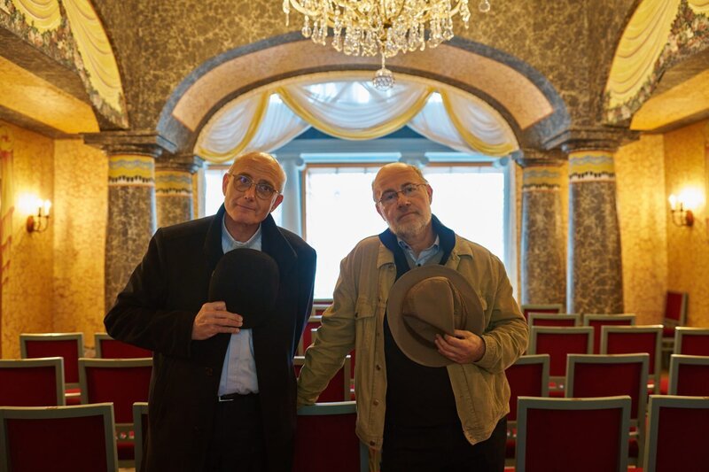 Künstliche Intelligenz verändert unsere Welt und stellt Grundfragen an unser Menschenbild. Harald Lesch (r.) und Thomas Schwartz (l.) diskutieren die Chancen und Risiken einer KI-geprägten Zukunft. – Bild: ZDF und Thomas Bresinsky