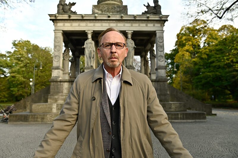 Ludwig Schaller (Alexander Held) sieht die letzten Momente, den letzten Blick des Opfers. Plötzlich erinnert er sich an den Knoblauchschnaps in seiner Tasche und entdeckt eine neue Spur. – Bild: ZDF