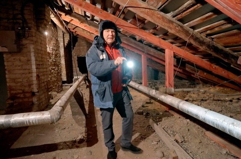 Mit Wasserschäden hat Hausmeister Andrej Fedoseew ständig zu tun. Das Dach ist sein Sorgenkind. Es ist immer wieder undicht. – Bild: MDR/​Igor Koval