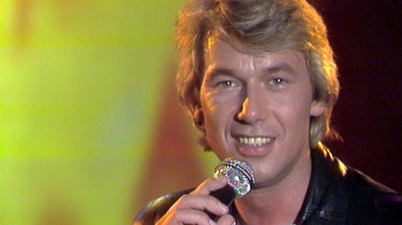 Vor 50 Jahren bekam er seinen ersten Plattenvertrag, heute füllt er große Hallen. Roland Kaiser (Foto) ist Kult, seine Lieder sind Hits. Das rbb Fernsehen sucht den schönsten Hit von Roland Kaiser. Wer ist unsere Nummer 1? – Bild: mdr/​rbb