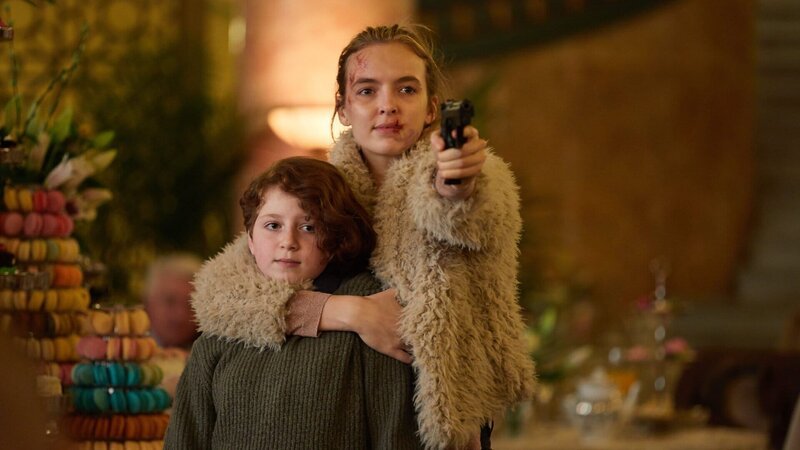 Um ihren Auftrag zu erfüllen, schreckt Villanelle (Jodie Comer, r.) vor nichts zurück. Auch nicht davor, die kleine Irina (Yuli Lagodinsky, l.) als Geisel zu nehmen. – Bild: ZDF