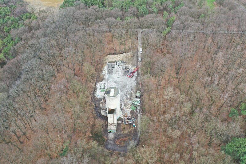 Der alte Kohlenschacht „Polsum 2“ bei Marl wurde samt Förderturm abgerissen. Auf der entsiegelten Fläche wächst heute ein Laubwald. – Bild: Linda Froese; Green Zero /​ ZDF
