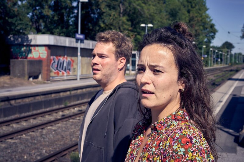 Sind sie zu spät? Julian (Ben Münchow, l.) und Marie (Tinka Fürst, r.) kommen völlig außer Atem am Bahnhof an, doch von Ernst fehlt jede Spur. – Bild: ZDF
