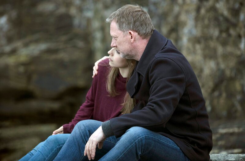 Perez (Douglas Henshall) tröstet seine Stieftochter Cassie (Erin Armstrong). – Bild: ARD Degeto/​ITV Studios