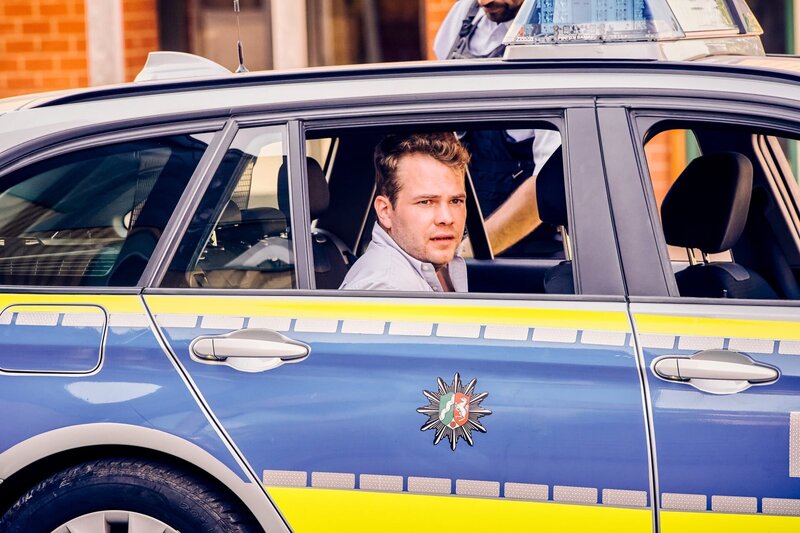 Julian (Ben Münchow) muss sich eines Verbrechens bekennen: der Zerstörung von Janniks Fahrrad als Racheakt für das Mobbing, das sein Sohn Ernst durch Jannik erfahren musste. – Bild: Frank Dicks /​ ZDF