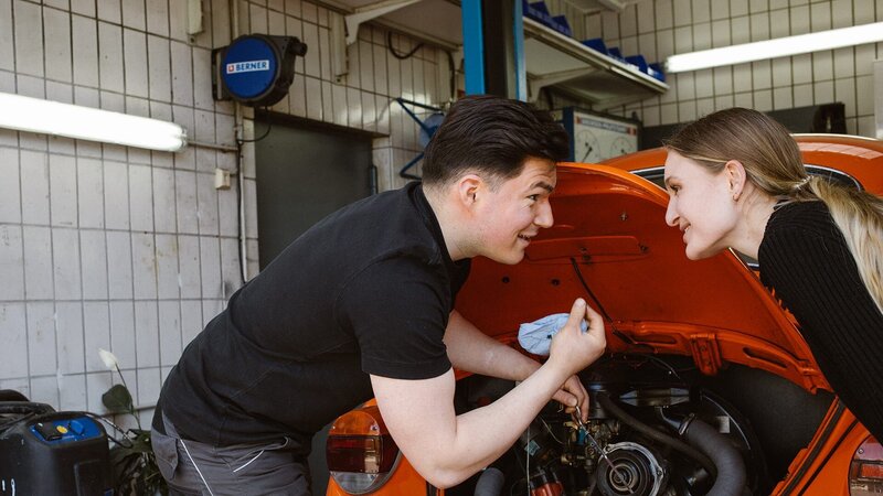 Christina und Ali in ihrer Werkstatt. – Bild: Bianca Taube /​ BR