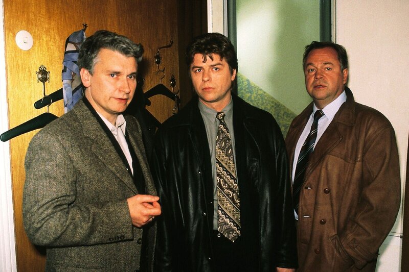 Rudolf Wittemeiner (Alexander Pelz) wird der Ermordung eines Kindes verdächtigt. Kriminalkommissar Wolniok (Uwe Fellensiek) und und sein Kollege Hauptkommissar Kehler (Wolfgang Bathke) verhören ihn. – Bild: RTL