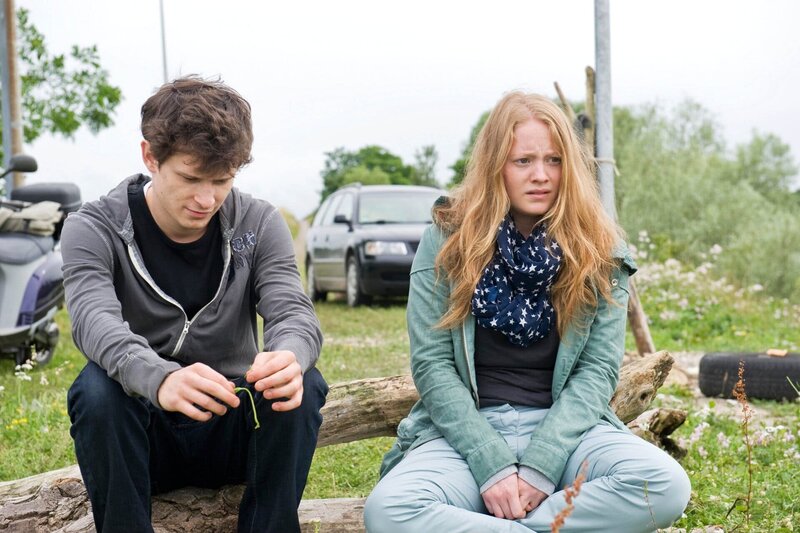 Manu (Joel Basman) und Julia (Leonie Benesch): Zwei Verlorene, die einander nicht helfen können. – Bild: NDR/​SWR/​Stephanie Schweigert