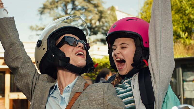 Lucy (Kensington Tallman, r.) und ihre Stiefmutter (Eleonora Facchini, l.) fahren auf einem Roller durch Rom. – Bild: hr-fernsehen