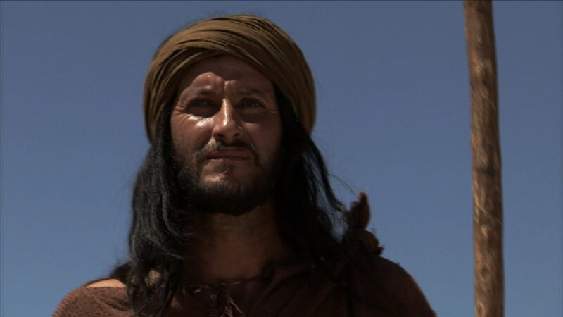 Moses wird von Gott nach Ägypten gesandt, um das Volk Israel aus der Sklaverei zu befreien. Der Pharao will sie aber nicht ziehen lassen. Nach jeder Weigerung des Pharao wird Ägypten von einer Plage heimgesucht. Zehn Stück sind es insgesamt. Erst als alle Erstgeborenen sterben – so auch der Sohn des Pharao, lässt der Pharao Mose und sein Volk ziehen. Mose führt die Israeliten nicht nur durch das Schilfmeer, sondern auch viele Jahre durch die Wüste bis sie im versprochenen Land Kanaan ankamen, so steht es im 2. Buch Mose, das auch Exodus genannt wird. – Bild: ZDF