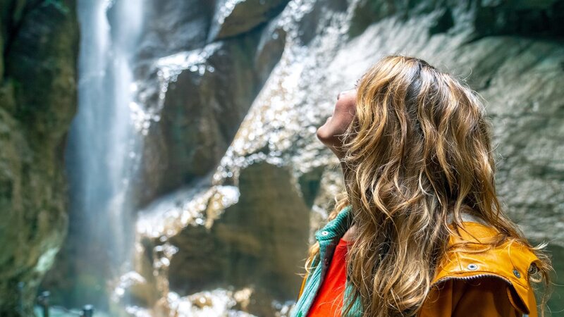 Wunderschön und nützlich zugleich. Jasmina Neudecker erkundet die 700 Meter lange Partnachklamm. Entstanden ist sie durch die Kraft des Wassers, das sich bis zu 80 Meter tief durch die Felsen gegraben hat. Bis in die 1960er Jahre wurde die Kraft des Wassers hier genutzt, um im Frühjahr Holz zu transportieren. – Bild: ZDF und Henri Giese./​Henri Giese