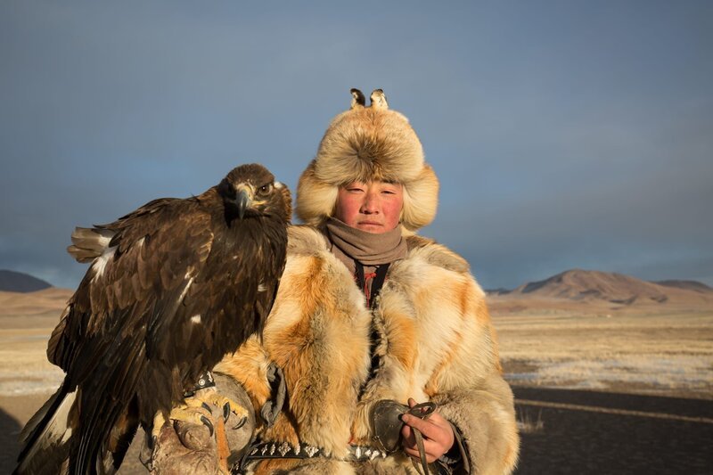 Essen (rear) and a fellow hunter out on the Mongolian steppe. Most hunters are happy when they catch a fox, but it’s said that some legendary have brought down wolves and even snow leopards. An eagle lives for 40 years in captivity – they grow old with their master and form an unshakeable bond. Essen is still young, but he’s training his 17-year-old cousin to join the hunt. – Bild: National Geographic