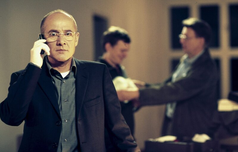 Dr. Robert Kolmaar (Ulrich Mühe, l.) erhält neue Hinweise zum Tod des Jockeys Jan Spitzer, die auch für Kommissar Joe Hoffer (Jörg Gudzuhn, r.) und seinen Assistenten Etzel Hanisch (Daniel Krauss, M.) von großem Interesse sind. – Bild: ZDF