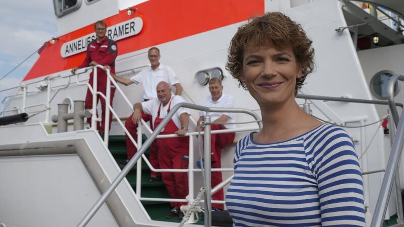 Moderatorin Lena Ganschow ist für "Terra Xpress" mit den Seenotrettern der "Anneliese Kramer" im Einsatz. – Bild: ZDF Moderatorin Lena Ganschow ist für "Terra Xpress" mit den Seenotrettern der "Anneliese Kramer" im Einsatz. – Bild: ZDF