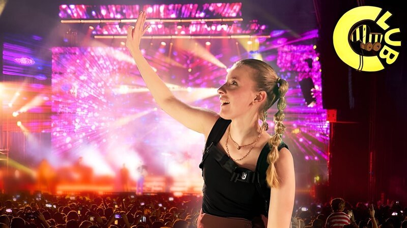 Die gehörgeschädigte Schauspielerin und Influencerin Cindy Klink zeigt, wie sie auf Live-Konzerten die Musik und die Texte für Hörgeschädigte verständlich und erlebbar macht. – Bild: SWR/​Imago/​Cindy Klink