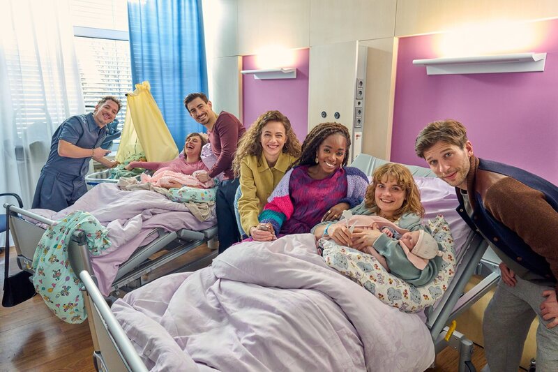 Raúl (Nico Stank, l.), Juli (Johanna Wieking, 2.v.l.), Flo (Anton Weil, 3.v.l.), Amelie (Eva Luca Klemmt, M.), Nikita (Karmela Shako, 3.v.r.), Lena (Anna Schimrigk, 2.v.r.) und Milan (Slavko Popadic, r.) sind alle froh, dass die Babys endlich auf der Welt sind. – Bild: ZDF