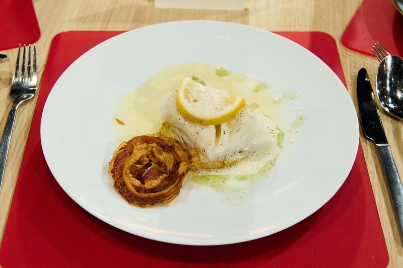 Leibgericht: Im Ofen gegarter Kabeljau mit Beurre blanc, Estragon-Öl, gebratenem Fenchel und Pancetta-Chip von Felix Schwotzer – Bild: ZDF