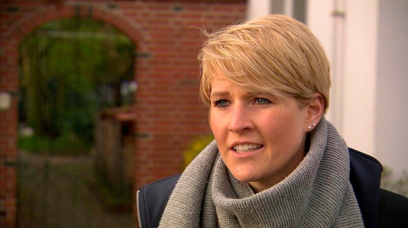 Gerichtsvollzieherin Marie-Kristin Weitemeier wird manchmal von ihren Schuldner*innen sogar zu Kaffee und Kuchen eingeladen. – Bild: NDR/Kamera Zwei/Eduard Heizmann Gerichtsvollzieherin Marie-Kristin Weitemeier wird manchmal von ihren Schuldner*innen sogar zu Kaffee und Kuchen eingeladen. – Bild: NDR/Kamera Zwei/Eduard Heizmann