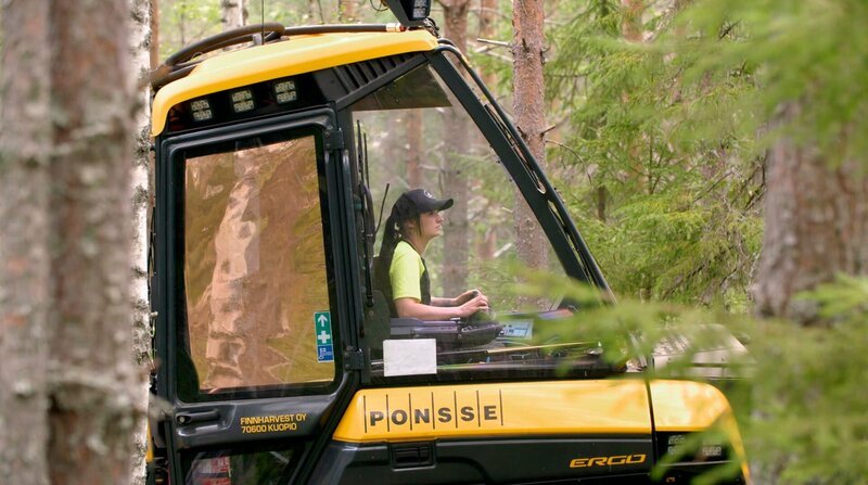 Holzfällerin Laura Huovinen am Steuer des Harvesters, der größten Forstmaschine der Welt. – Bild: 3sat Holzfällerin Laura Huovinen am Steuer des Harvesters, der größten Forstmaschine der Welt. – Bild: 3sat