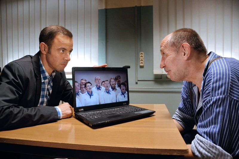 Paul Kleinert (Felix Eitner, l.) verhört Jochen Vogelmann (Manfred Möck, r.), der weiß Negatives über den Lebensgefährten des Mordopfers zu berichten! – Bild: ARD/​Hardy Spitz