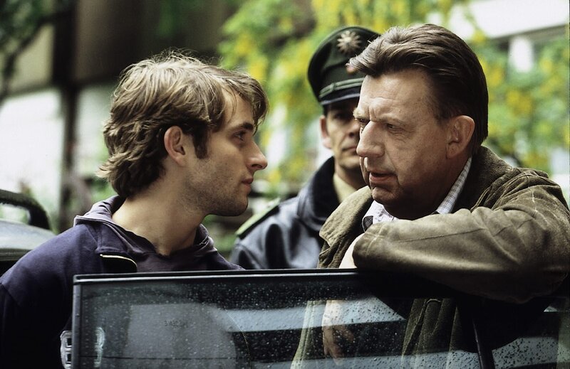 Kommissar Joe Hoffer (re: Jörg Gudzuhn) knöpft sich Jakob Söllner (li: Jonas Laux) vor, der im Verdacht steht, sich am mutmaßlichen Mörder seiner Mutter gerächt zu haben. – Bild: ZDF und Daniela Incoronato