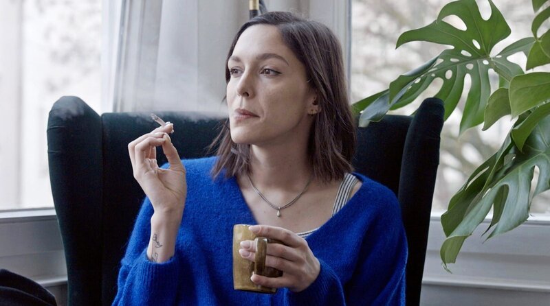 Y-History-Reporterin Sophie Labitzke will nach elf Jahren Zigarette mit dem Rauchen aufhören und fragt sich, wie der Hype um die Zigarette eigentlich angefangen hat. – Bild: Radio Bremen/​Rieke Feldhus