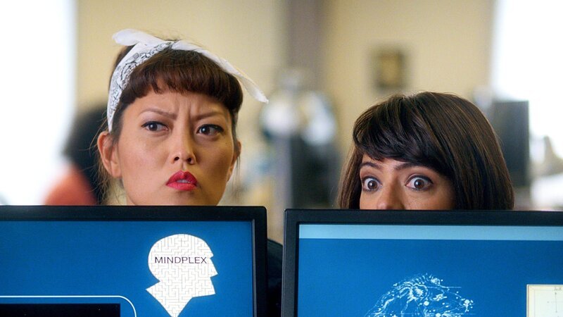 Emma (Kate Micucci, r.) und ihre Kollegin Nina (Hana Mae Lee, l.) wundern sich über das seltsame Verhalten ihres neuen Arbeitskollegen Sam. – Bild: ZDF